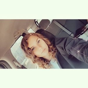 Meet your Posher, Alexis